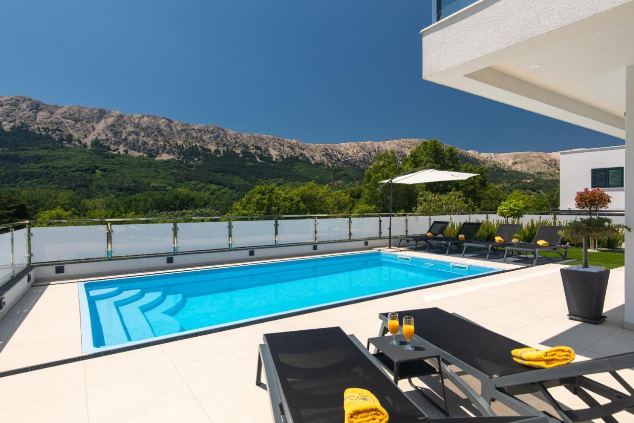 Villa Supernus With Heated Pool 바슈카 외부 사진