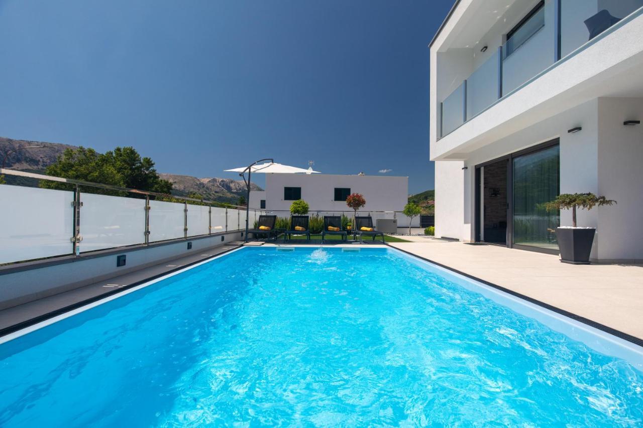Villa Supernus With Heated Pool 바슈카 외부 사진