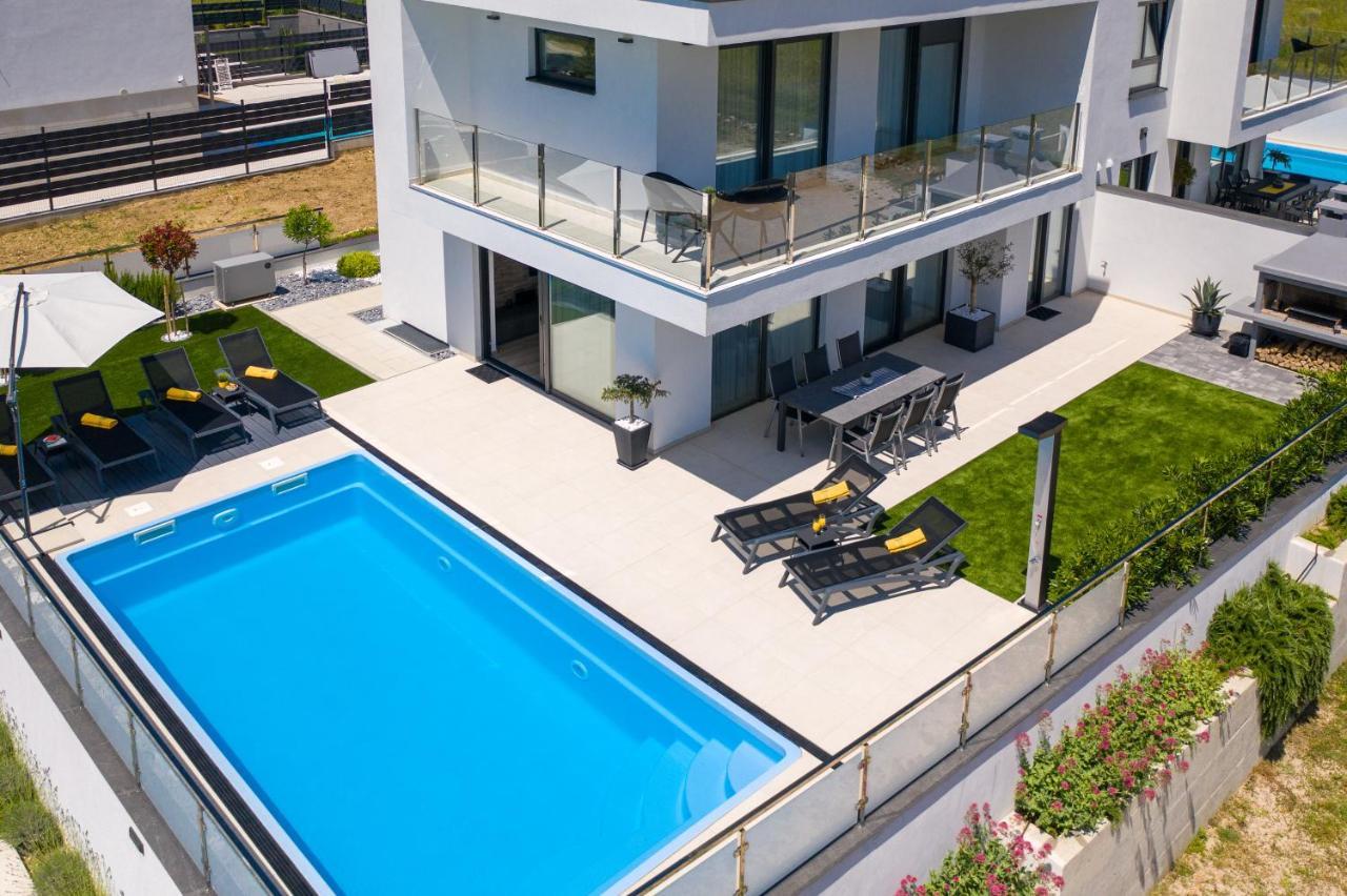 Villa Supernus With Heated Pool 바슈카 외부 사진